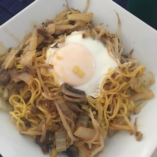 焼きそば味噌味、卵乗せ